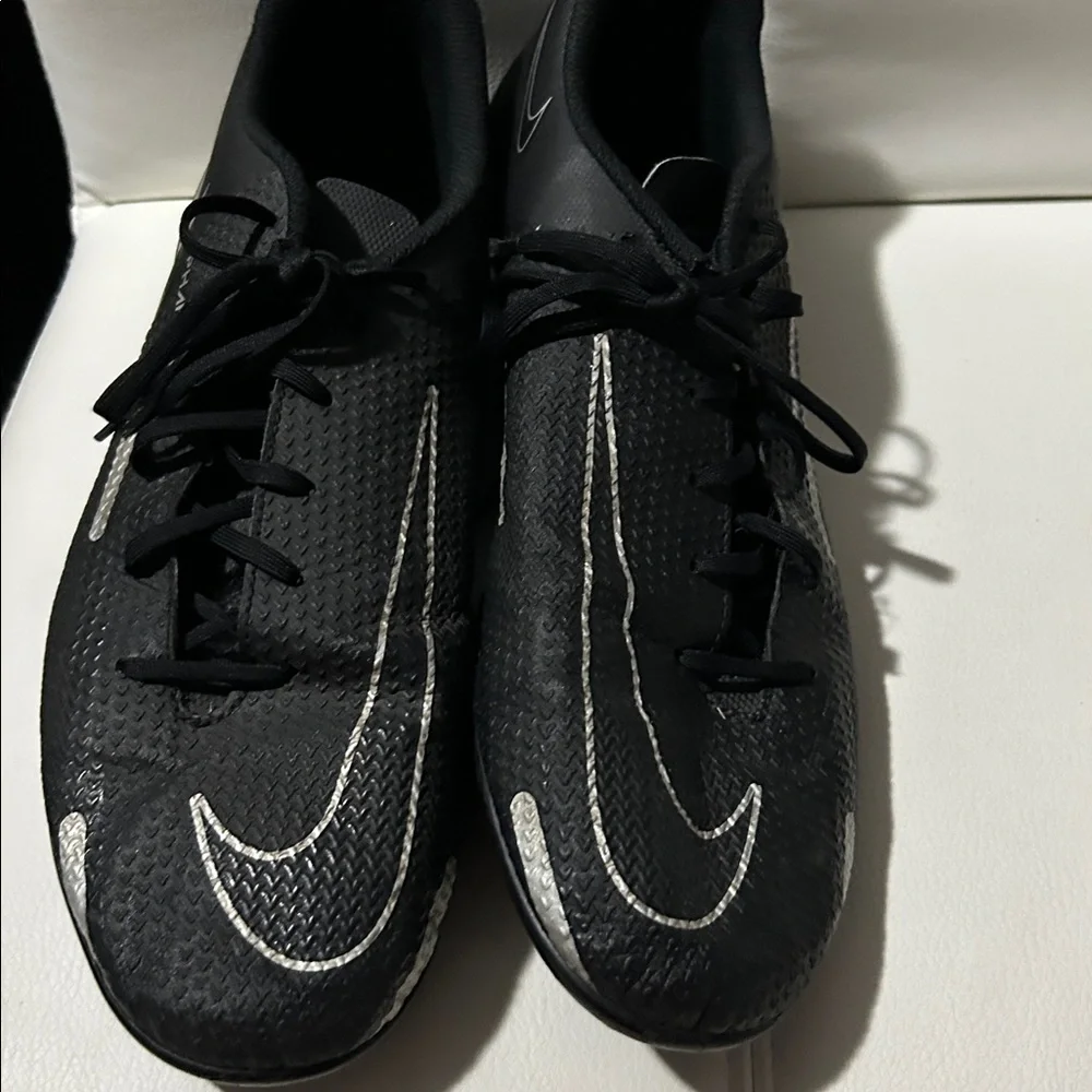 Nike Black and White Sneakers - Picture 4 of 6